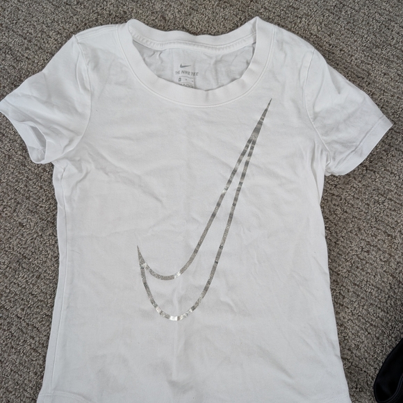 Nike Kids Outfit Set White T-Shirt And Black Leggings - Picture 2 of 8